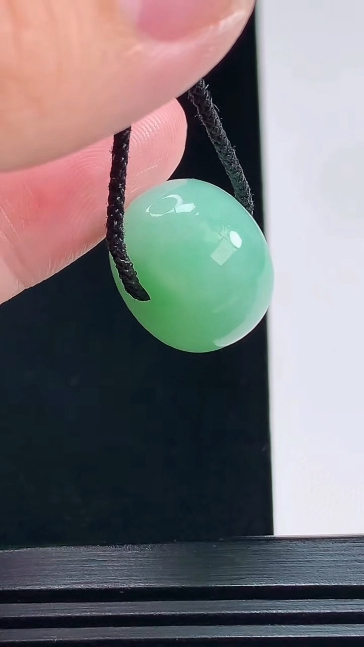 天然A货翡翠路路通吊坠，尺寸18-12.8 重量:8.25g
7月5日