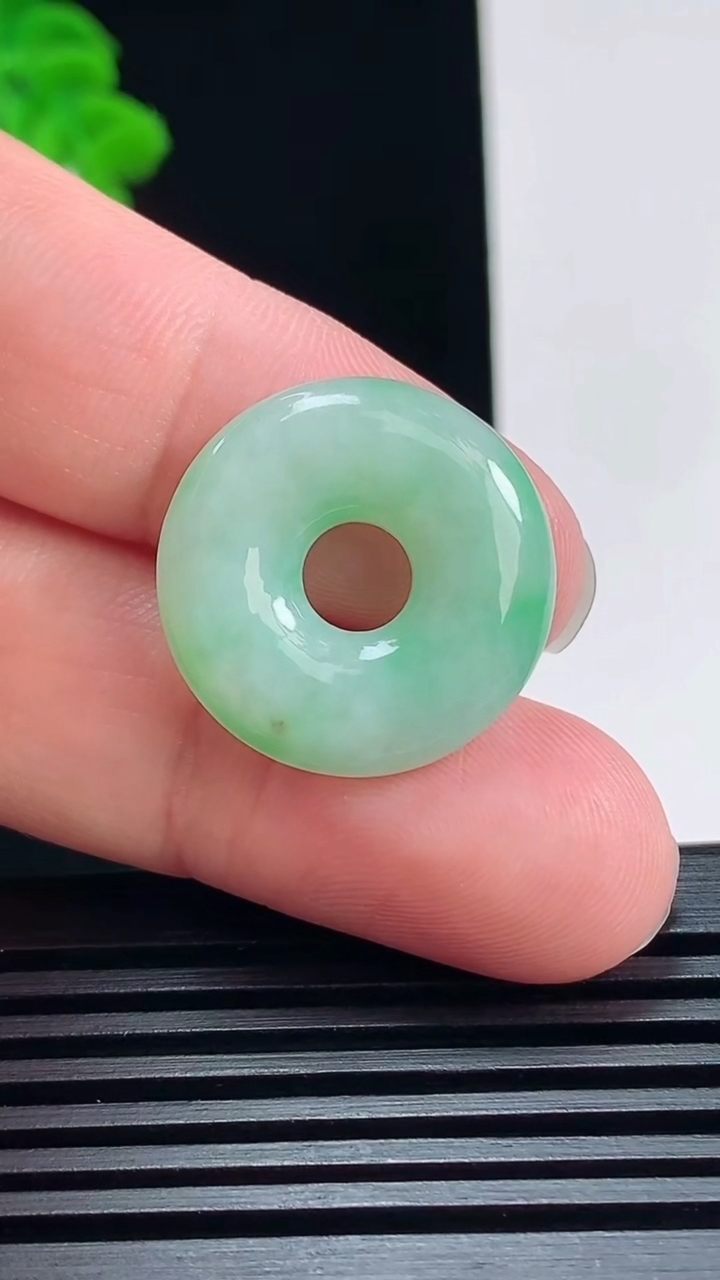 天然A货翡翠平安环吊坠，尺寸22-5 重量:4.70g
7月5日