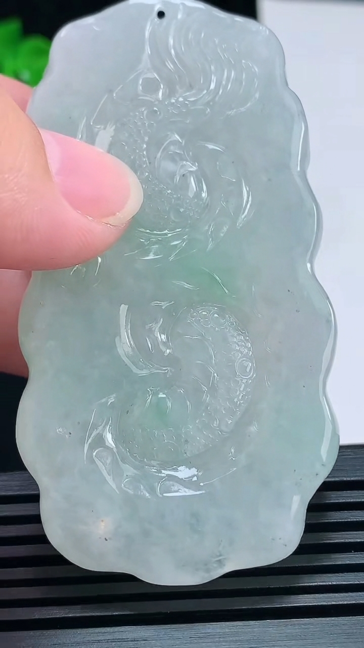 天然A货翡翠龙牌吊坠，尺寸72-37.6-13.5 重量:59.17g
7月5日