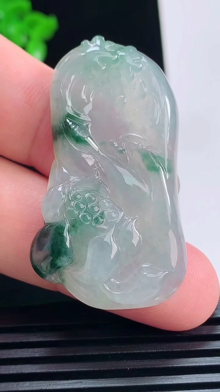 天然A货翡翠飘花和和美美 荷叶鱼吊坠，尺寸45-25.5-5.5 重量:12.17g
7月5日