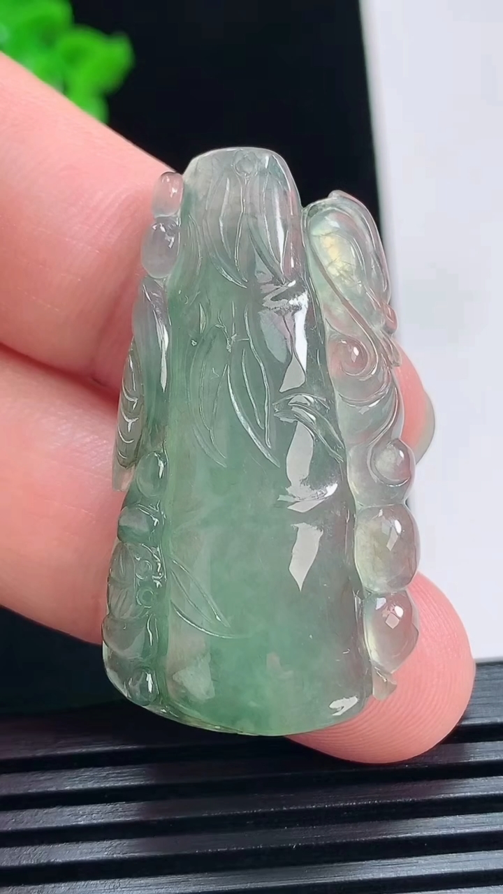 天然A货翡翠节节高升 竹节吊坠，尺寸41.5-22.5-6.2 重量:10.67g
7月5日