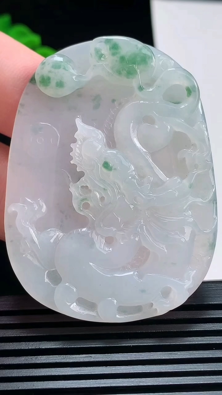 天然A货翡翠飘花龙牌吊坠，尺寸56-42-5 重量:24.44g
7月5日