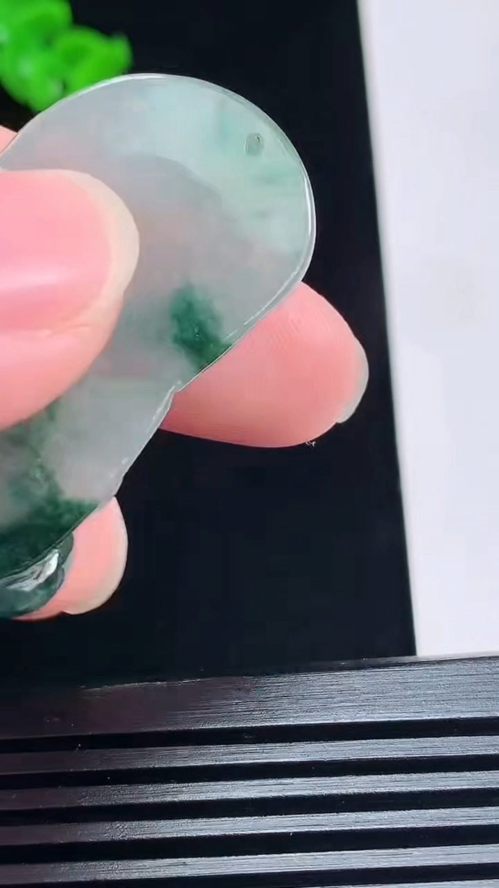 天然A货翡翠飘花和和美美 荷叶鱼吊坠，尺寸45-25.5-5.5 重量:12.17g
7月5日