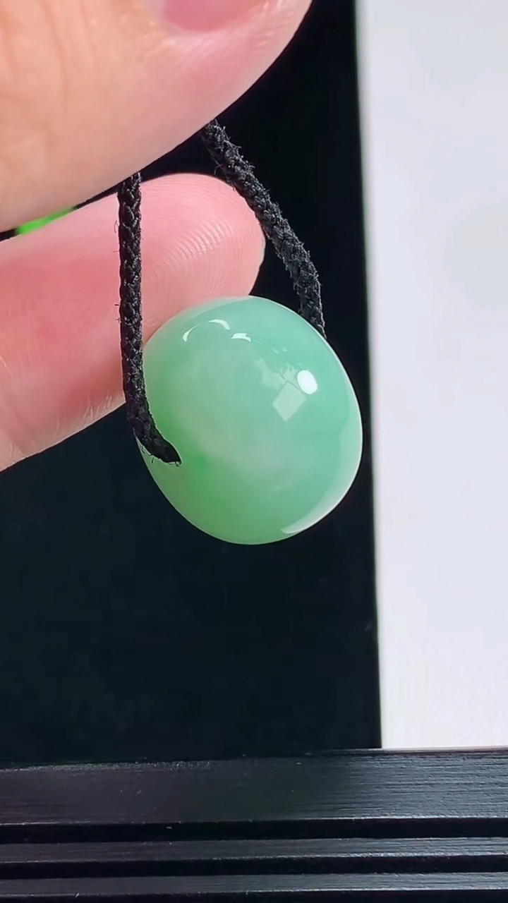 天然A货翡翠路路通吊坠，尺寸18-12.8 重量:8.25g
7月5日