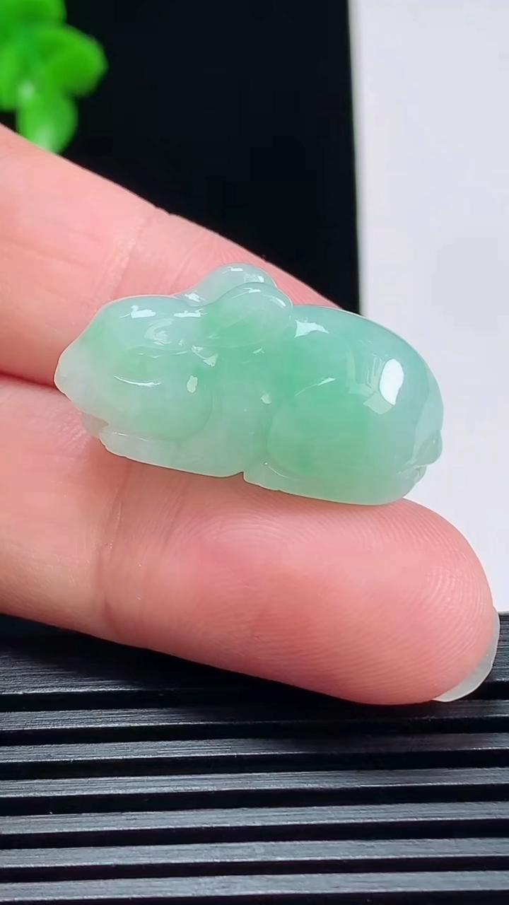 天然A货翡翠生肖兔吊坠，尺寸28.5-12-14 重量:8.33g
7月5日