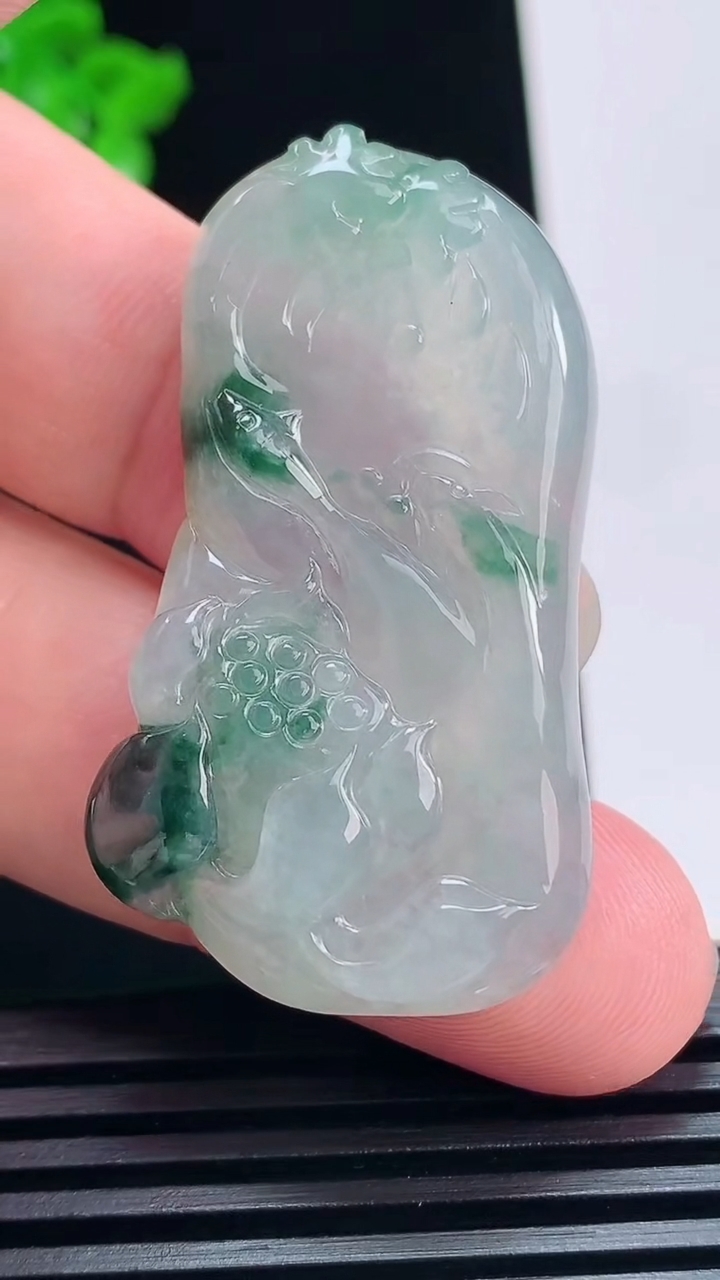 天然A货翡翠飘花和和美美 荷叶鱼吊坠，尺寸45-25.5-5.5 重量:12.17g
7月5日