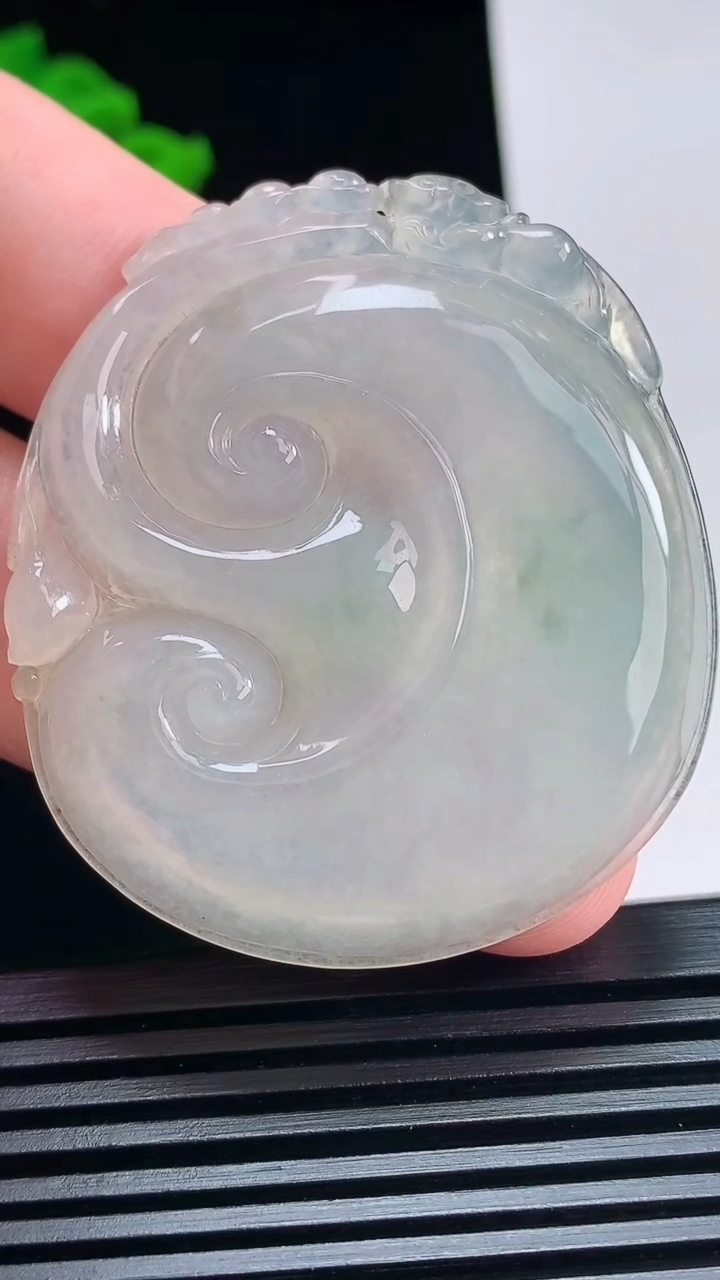 天然A货翡翠飘花如意吊坠，尺寸48.5-43-5.2 重量:21.51g
7月5日