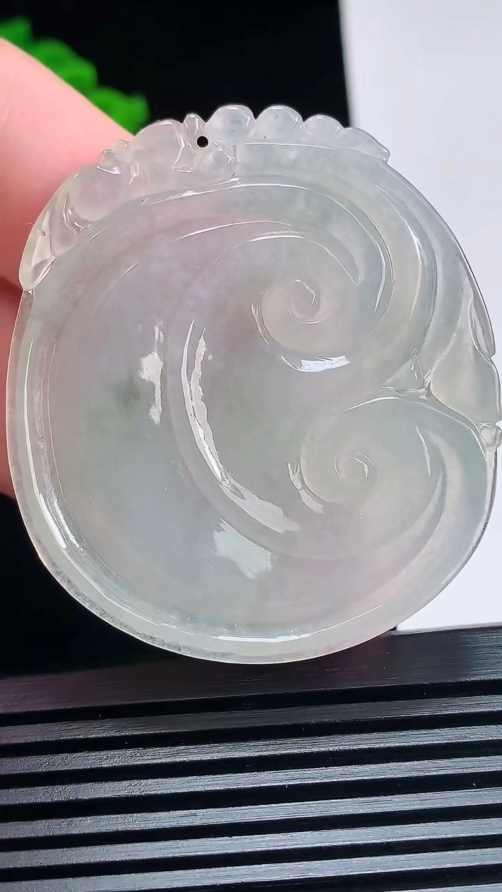 天然A货翡翠飘花如意吊坠，尺寸48.5-43-5.2 重量:21.51g
7月5日