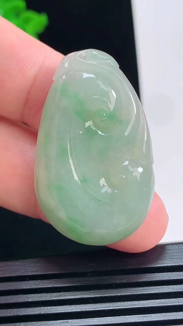 天然A货翡翠如意吊坠，尺寸40-24.6-5.8 重量:11.34g
7月5日