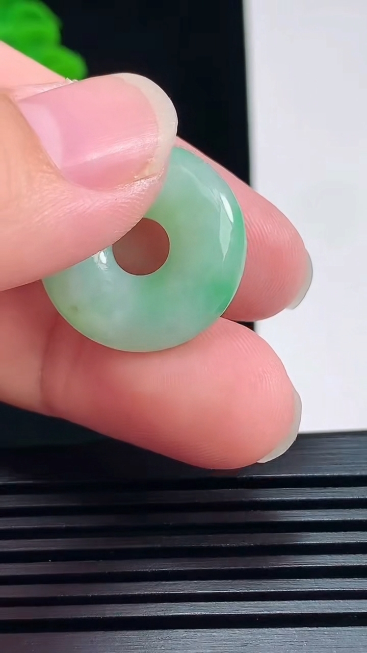 天然A货翡翠平安环吊坠，尺寸22-5 重量:4.70g
7月5日