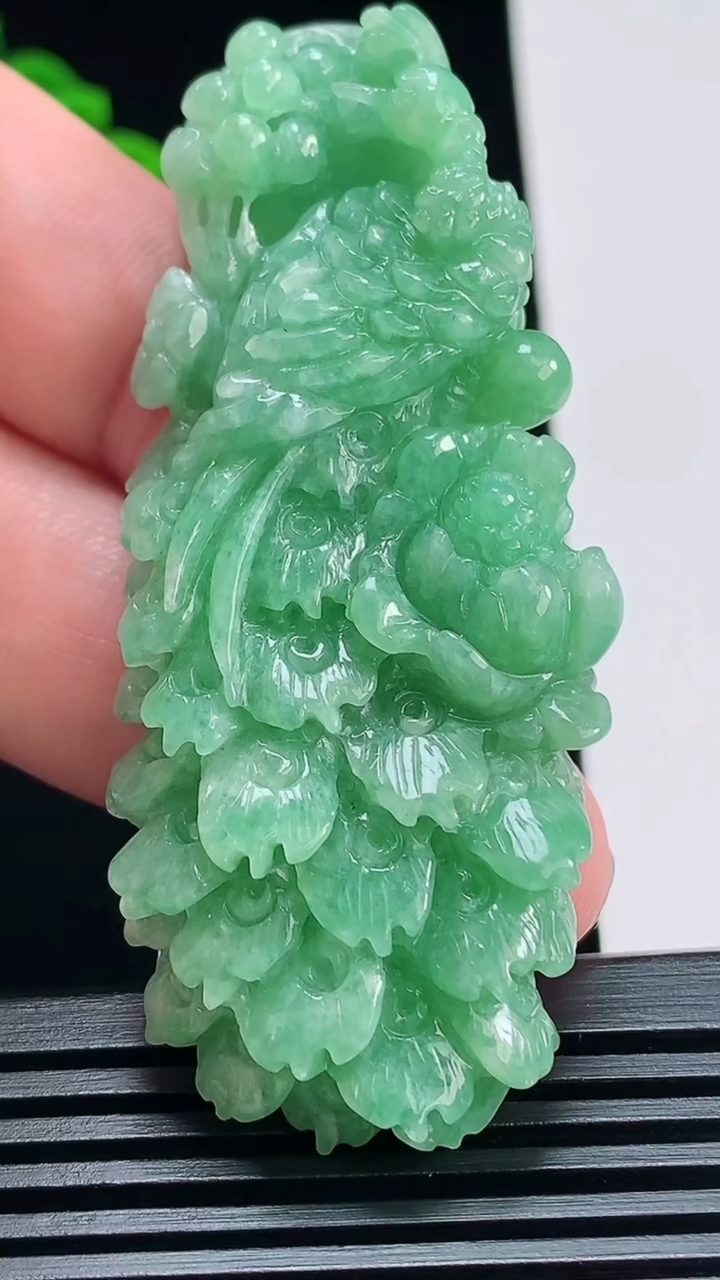 天然A货翡翠凤凰吊坠，尺寸67.5-29.5-11.2 重量:31.97g
7月5日