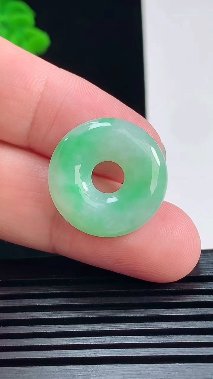 天然A货翡翠平安环吊坠，尺寸22-5 重量:4.70g
7月5日