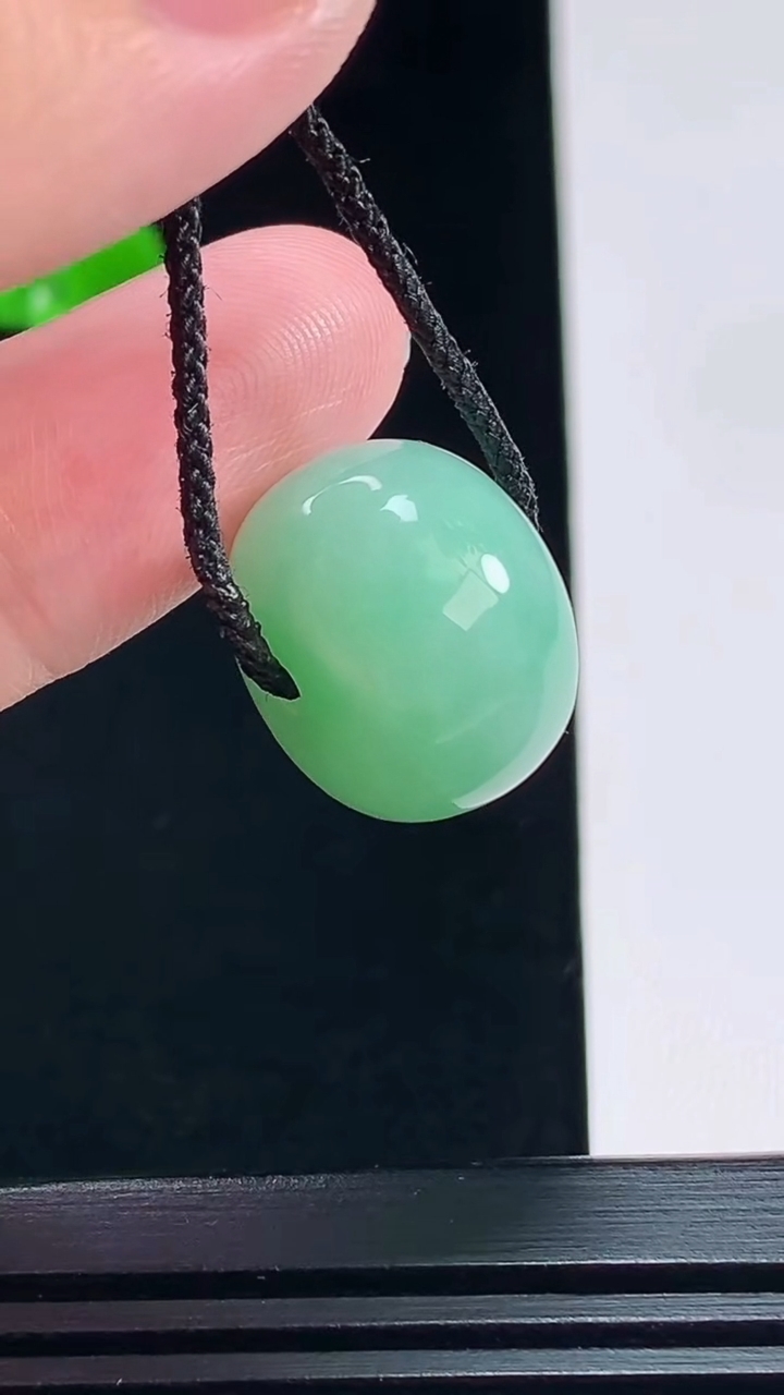 天然A货翡翠路路通吊坠，尺寸18-12.8 重量:8.25g
7月5日