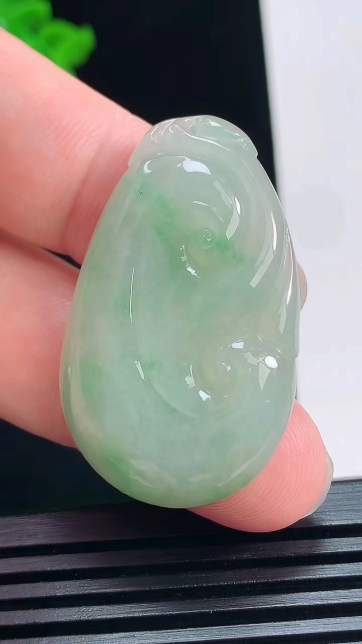 天然A货翡翠如意吊坠，尺寸40-24.6-5.8 重量:11.34g
7月5日