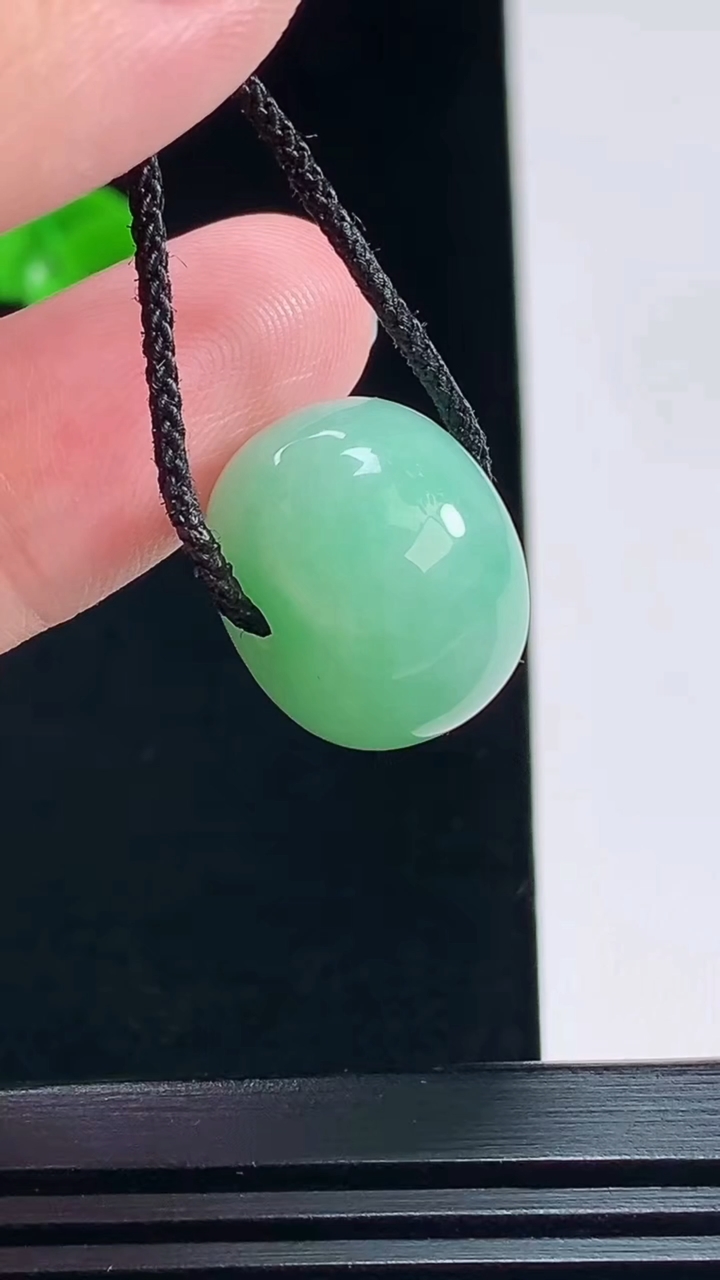 天然A货翡翠路路通吊坠，尺寸18-12.8 重量:8.25g
7月5日