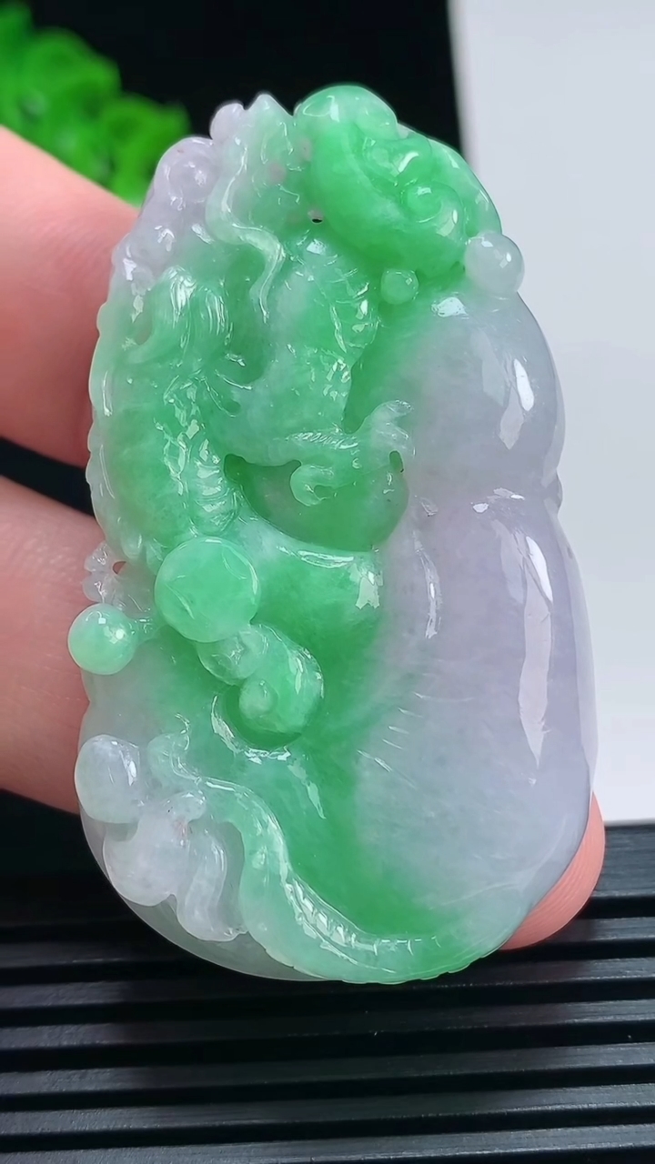 天然A货翡翠龙牌吊坠，尺寸54.5-31.5-8 重量:25.32g
7月5日