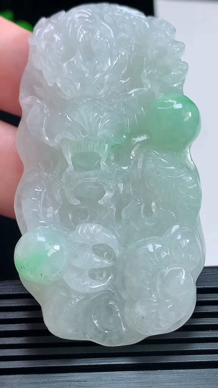 天然A货翡翠龙牌吊坠，尺寸72-37.6-13.5 重量:59.17g
7月5日