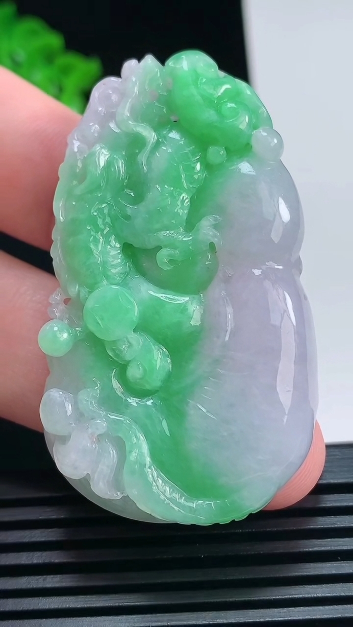 天然A货翡翠龙牌吊坠，尺寸54.5-31.5-8 重量:25.32g
7月5日