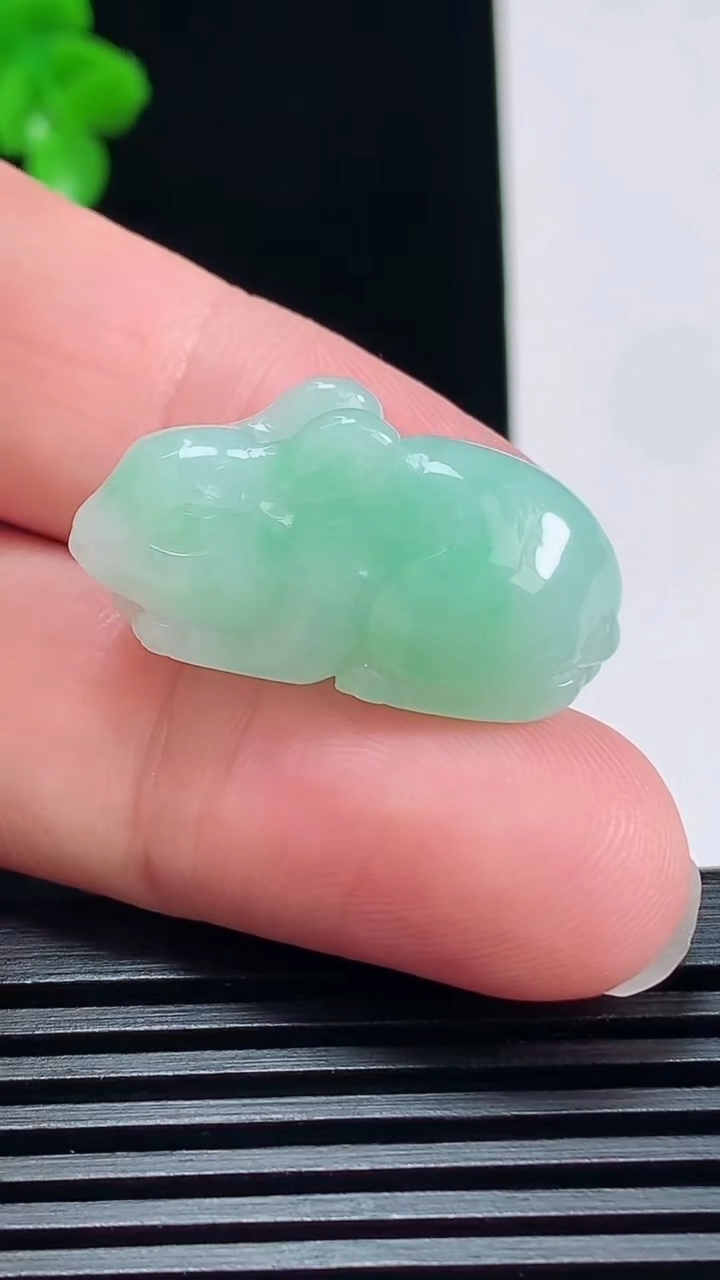 天然A货翡翠生肖兔吊坠，尺寸28.5-12-14 重量:8.33g
7月5日