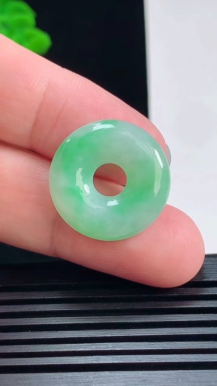 天然A货翡翠平安环吊坠，尺寸22-5 重量:4.70g
7月5日