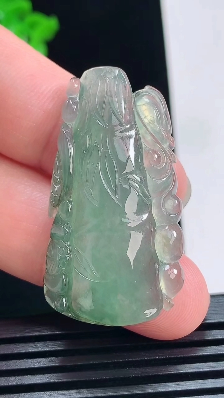 天然A货翡翠节节高升 竹节吊坠，尺寸41.5-22.5-6.2 重量:10.67g
7月5日