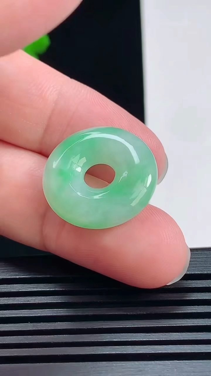 天然A货翡翠平安环吊坠，尺寸22-5 重量:4.70g
7月5日