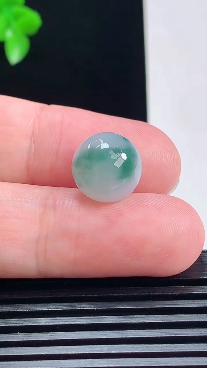 天然A货翡翠种飘花圆珠镶嵌件，尺寸12 重量:3.00g7月5日
工厂直销收藏佳品,种好水足，色泽均