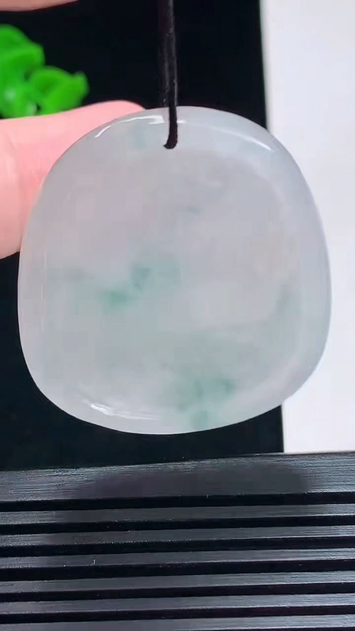 天然A货翡翠飘花生肖牛牌吊坠，尺寸40-33.6-5 重量:13.18g
7月6日