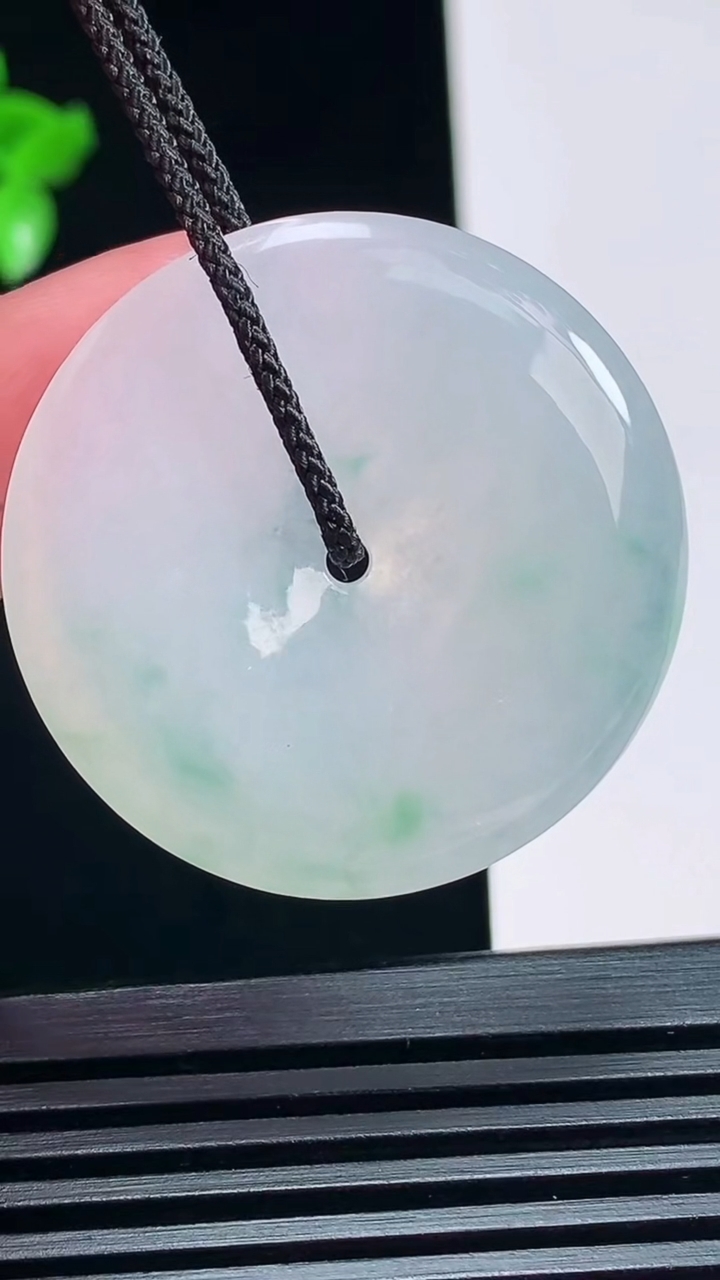 天然A货翡翠冰种飘花平安扣吊坠，尺寸35-5.2 重量:14.04g
7月6日