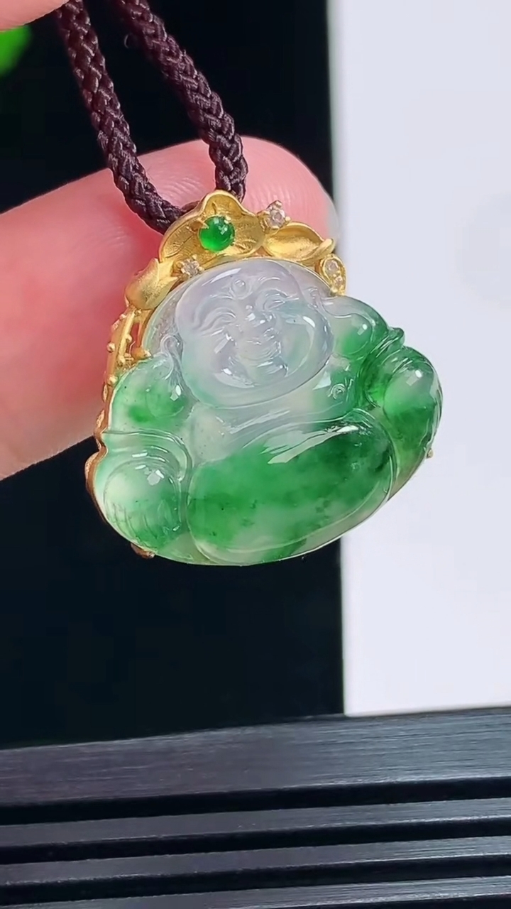 天然A货翡翠佛公吊坠，尺寸22-22.5-6.5，裸石18-22，重量:3.14g
7月6日