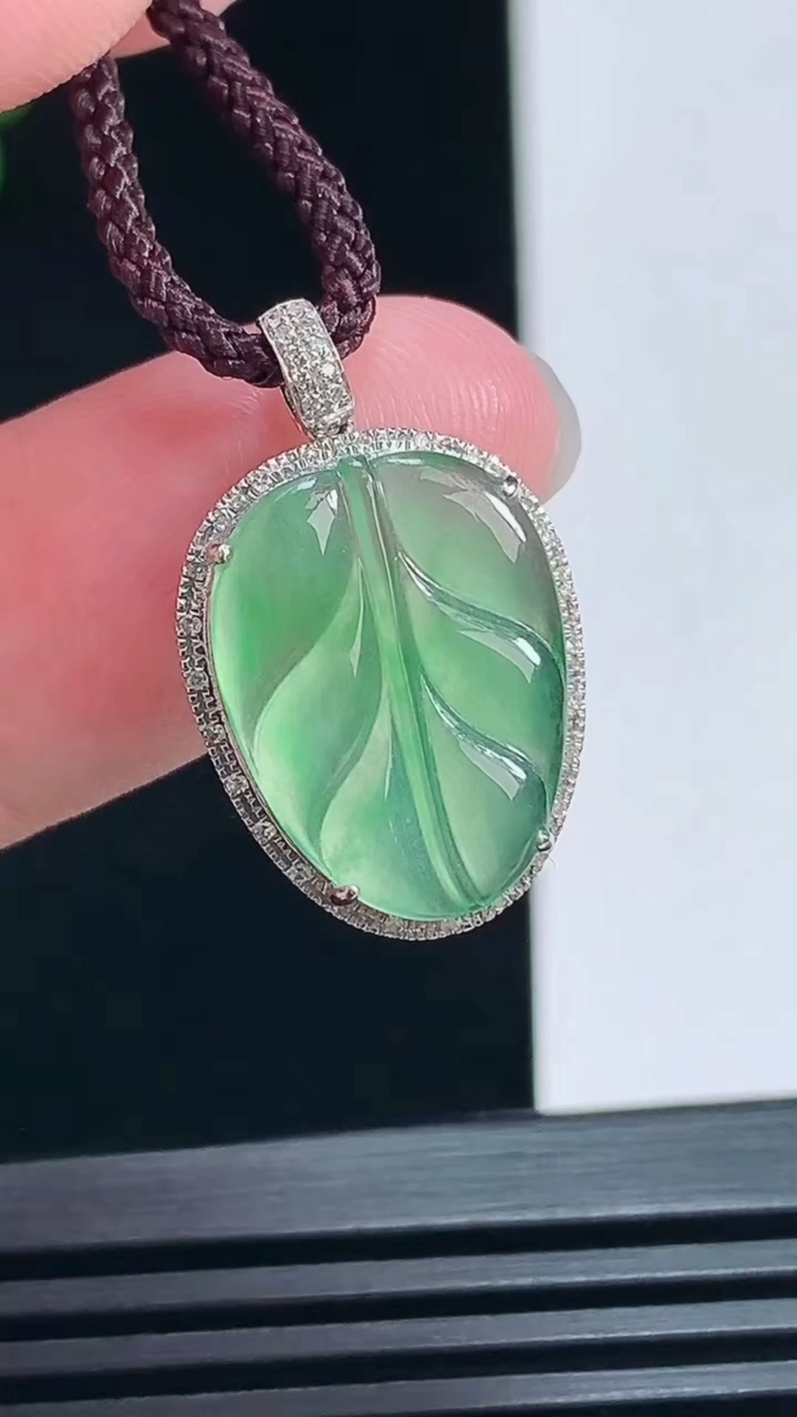 天然A货翡翠金枝玉叶 叶子吊坠，尺寸23-14.3-5，裸石16.5-12.5 重量:1.57g
7