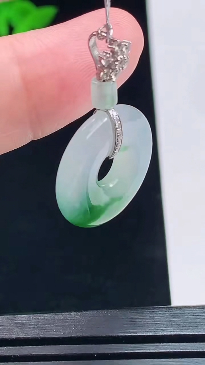 天然A货翡翠平安环吊坠，尺寸31.5-19.2-3.8 重量:3.76g
7月6日