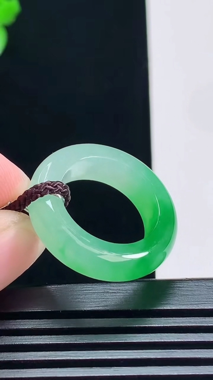 天然A货翡翠玉指环 戒指，尺寸16.6-6-4.2 重量:5.30g2026年7月6日
工厂直销收藏佳品,种好水足，色泽均匀，有种有色，上手高大气！