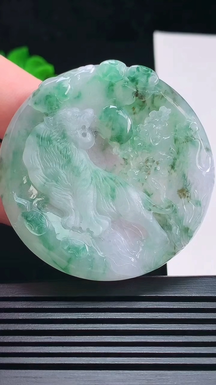 天然A货翡翠生肖虎牌吊坠，尺寸52.5-6.5 重量:33.09g
7月6日