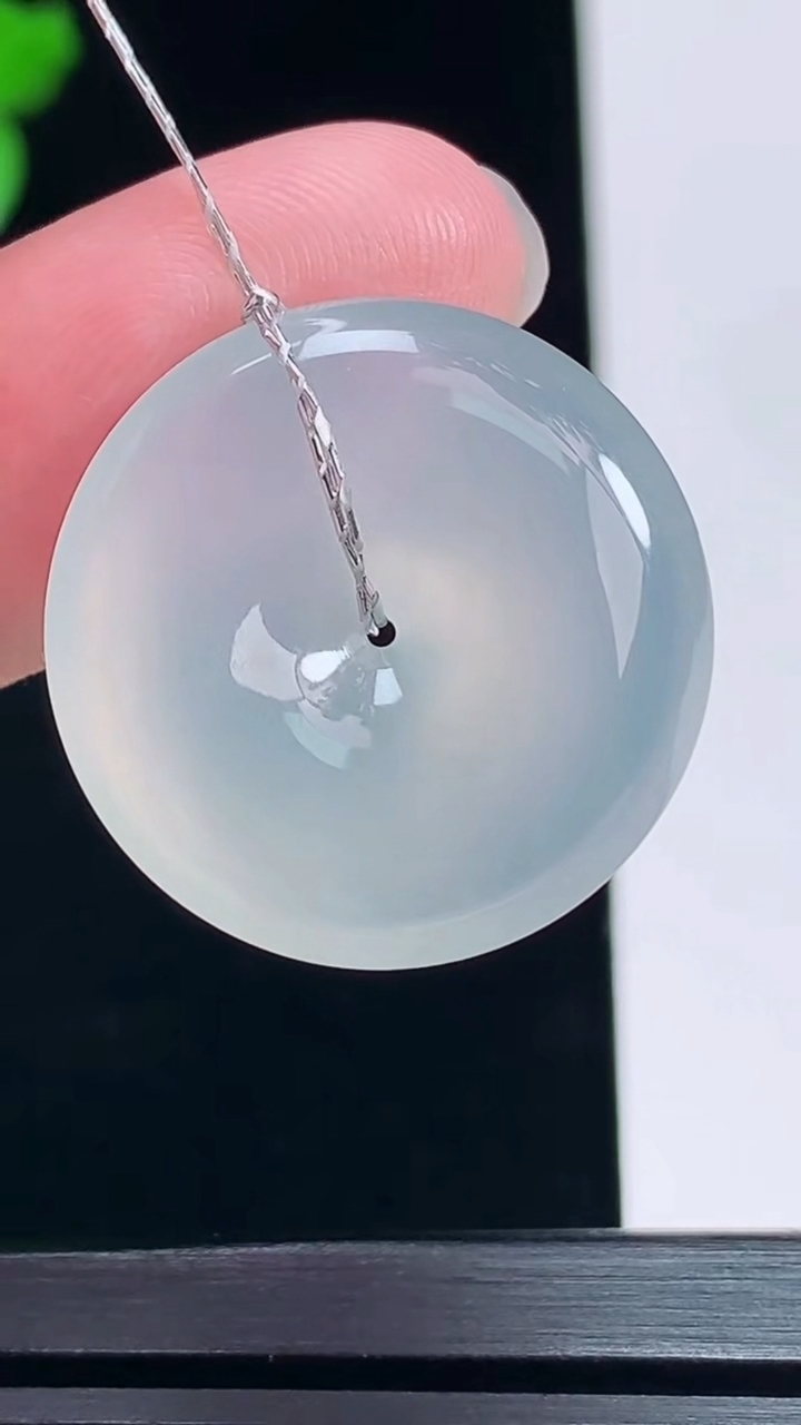 天然A货翡翠种白冰平安扣吊坠，尺寸23.6-5.8 重量:6.40g
7月6日