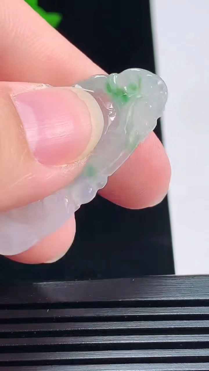 天然A货翡翠如意吊坠，尺寸42.5-20.6-5 重量:7.11g
7月6日