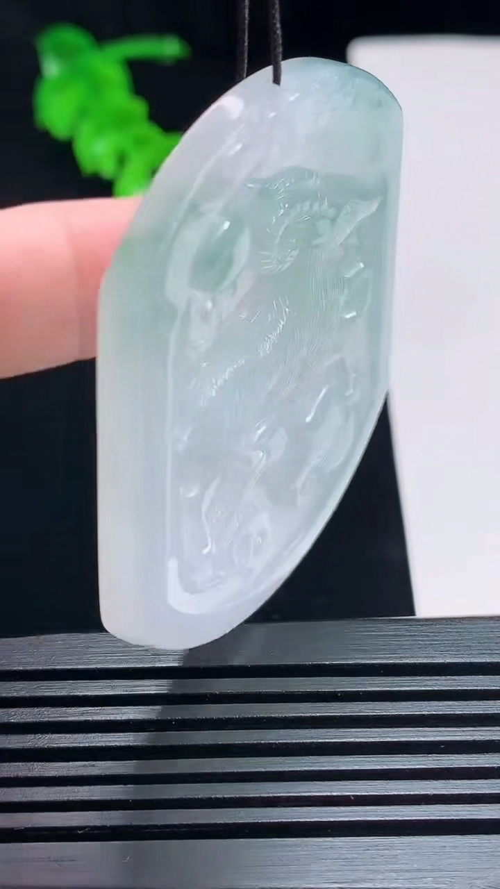 天然A货翡翠冰种飘花生肖羊牌吊坠，尺寸54-45.6-4.6 重量:25.74g
7月6日