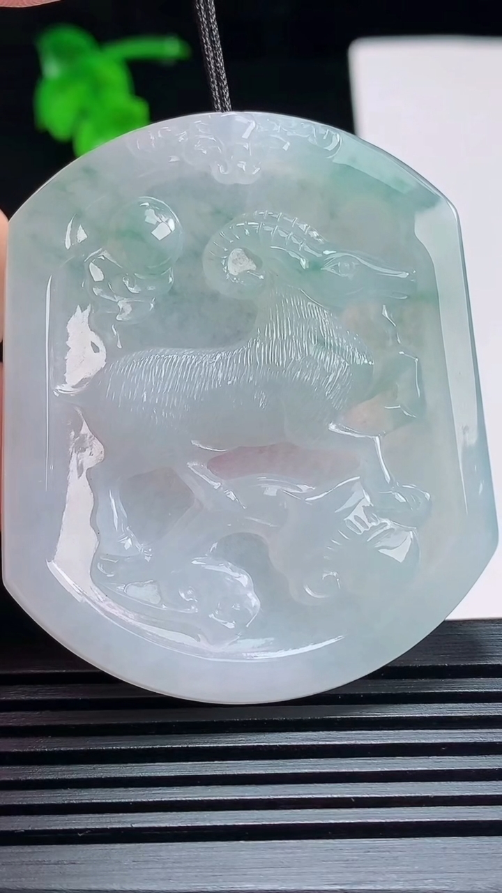 天然A货翡翠冰种飘花生肖羊牌吊坠，尺寸54-45.6-4.6 重量:25.74g
7月6日