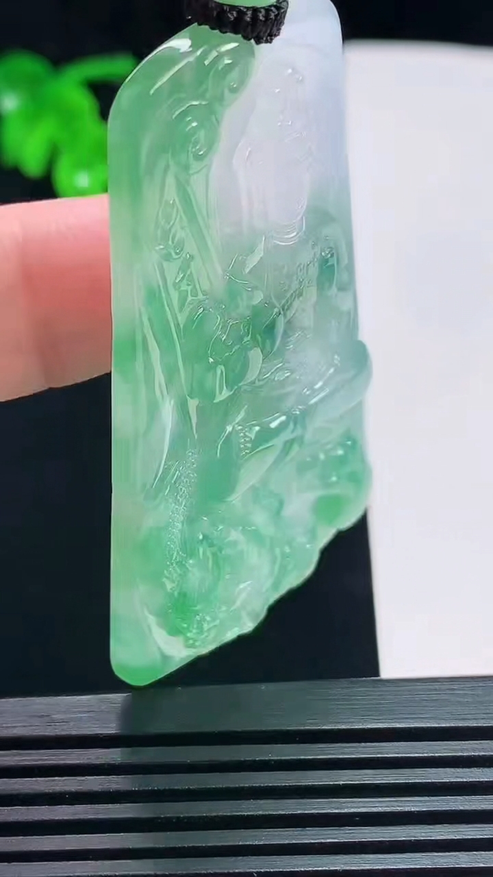 天然A货翡翠御龙大势至菩萨吊坠，尺寸59.5-35.6-5 重量:25.65g
7月6日