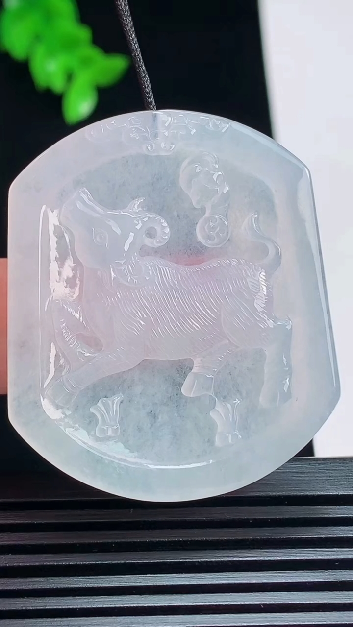 天然A货翡翠生肖牛牌吊坠，尺寸42.5-36-4 重量:14.09g
7月6日
