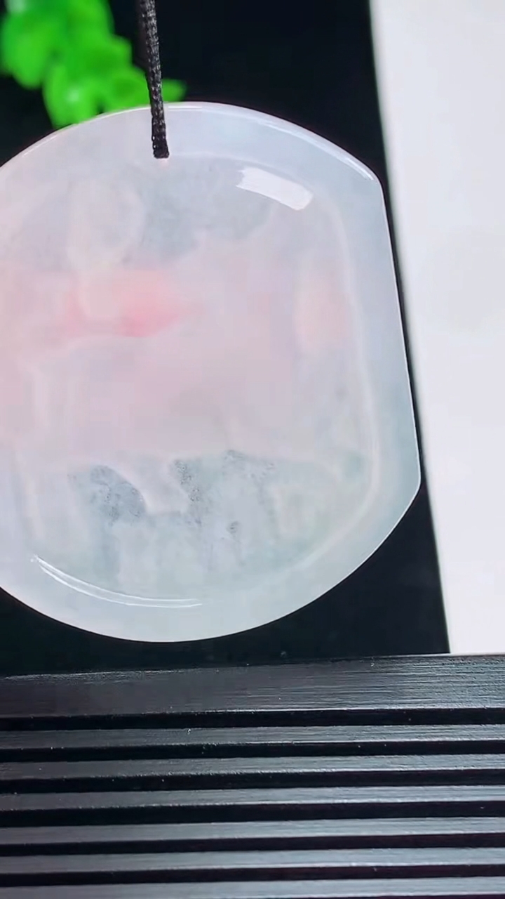天然A货翡翠生肖牛牌吊坠，尺寸42.5-36-4 重量:14.09g
7月6日