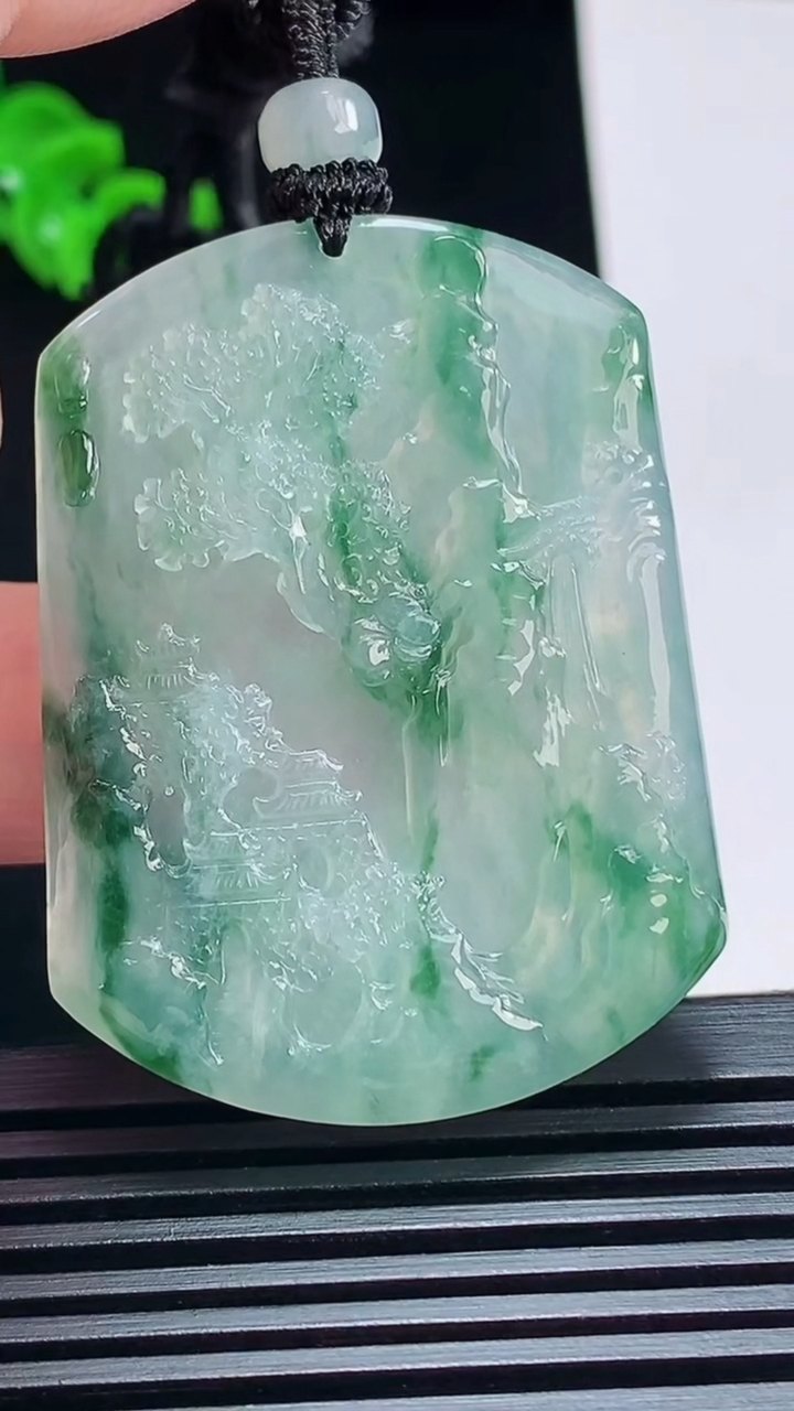 天然A货翡翠种飘花山水牌吊坠，尺寸48-36-5.2 重量:24.29g
7月6日