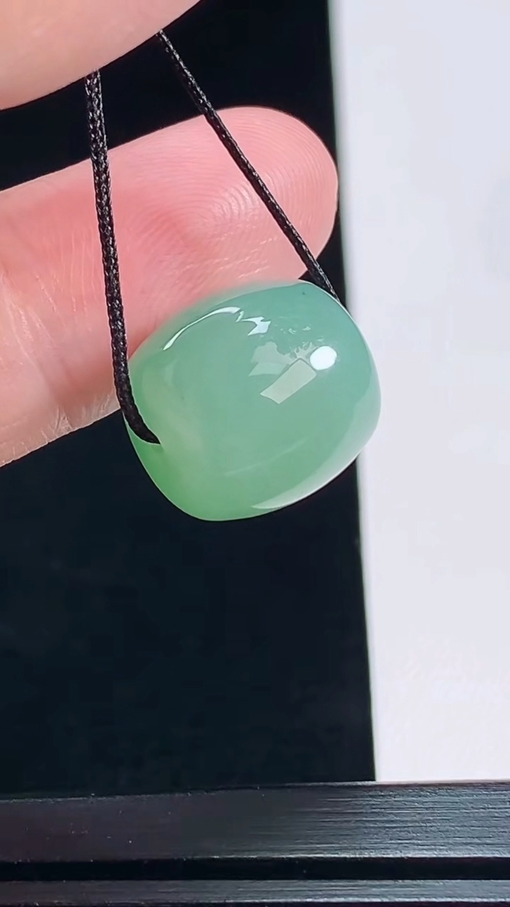 天然A货翡翠路路通吊坠，尺寸13.8-13.2 重量:5.12g
7月6日
