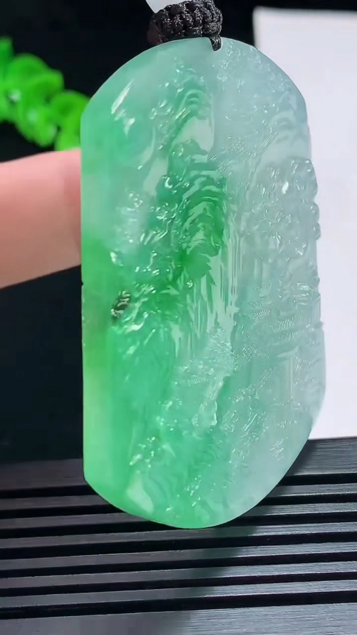 天然A货翡翠山水牌吊坠，尺寸55.2-43.6-5.2 重量:39.67g
7月6日