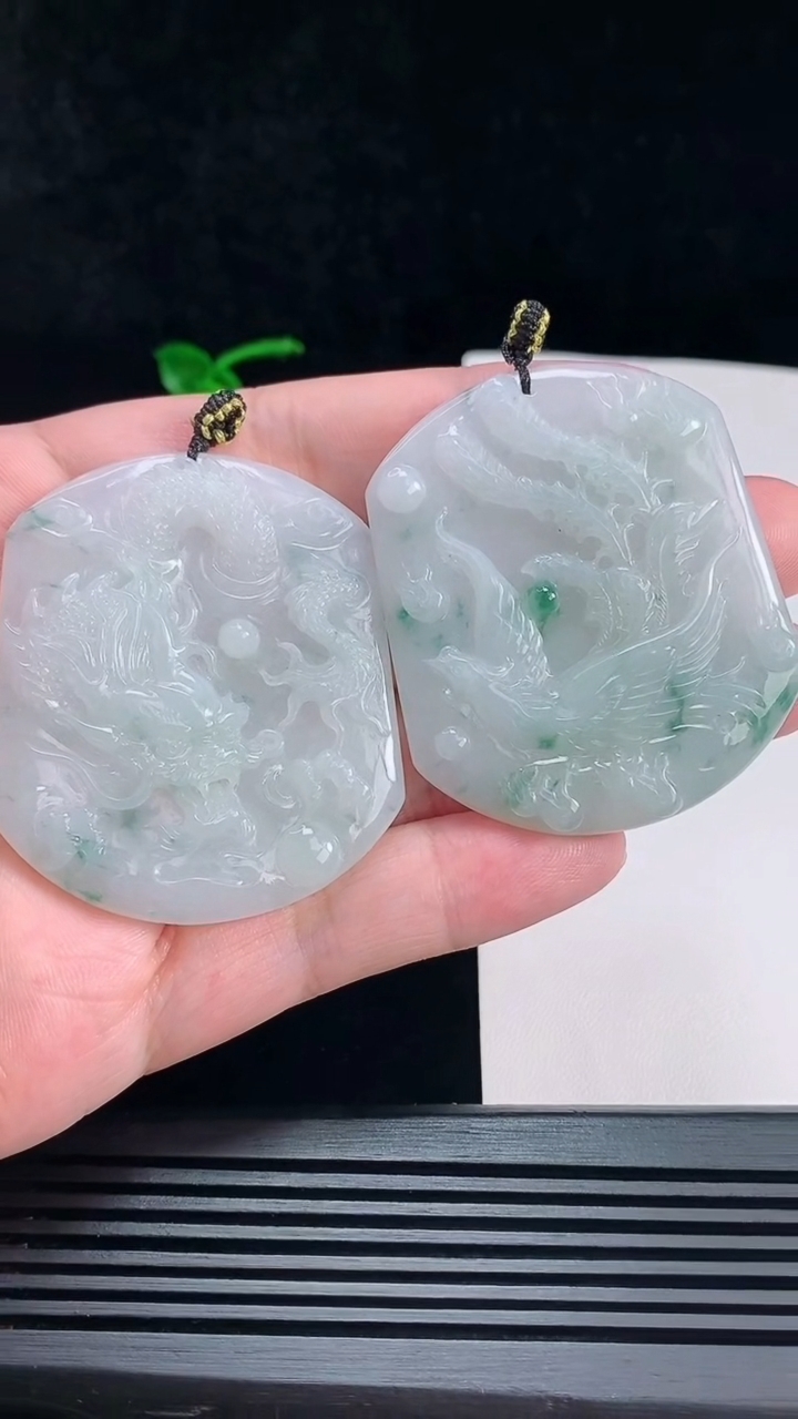 天然A货翡翠飘花龙凤牌吊坠一对，尺寸53.6-45.5-5.6 重量:55.13g
7月6日