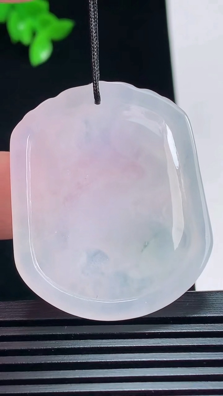 天然A货翡翠飘花生肖鼠牌吊坠，尺寸40.5-33.5-5 重量:12.15g
7月6日