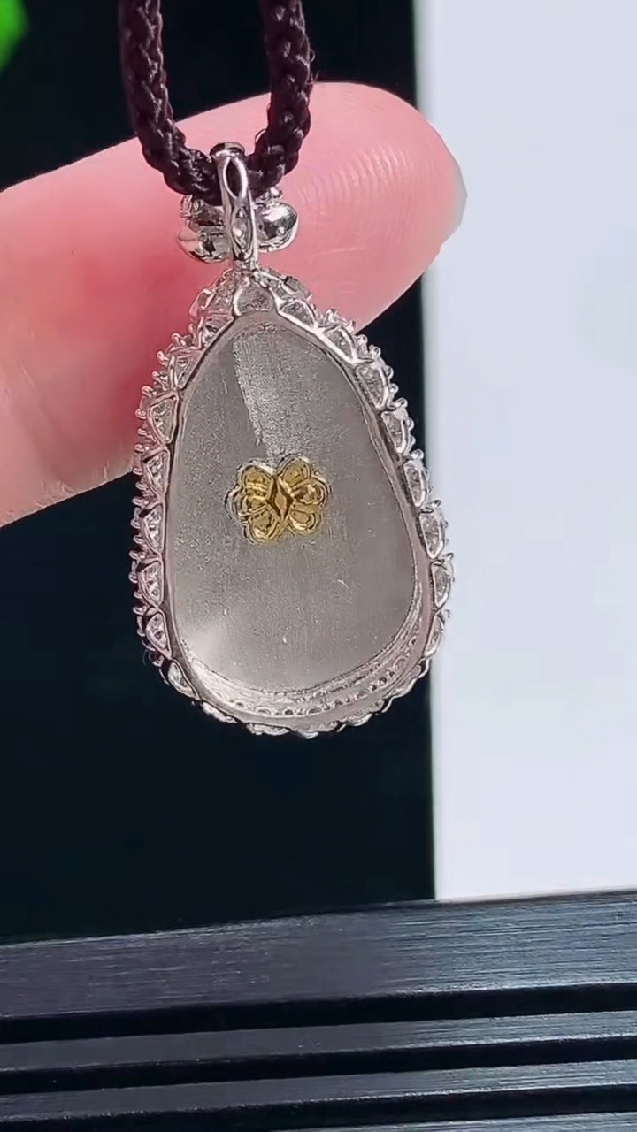 天然A货翡翠金枝玉叶 叶子吊坠，尺寸28.6-15.5-5.6，裸石18.6-12.5 重量:2.65g
7月6日