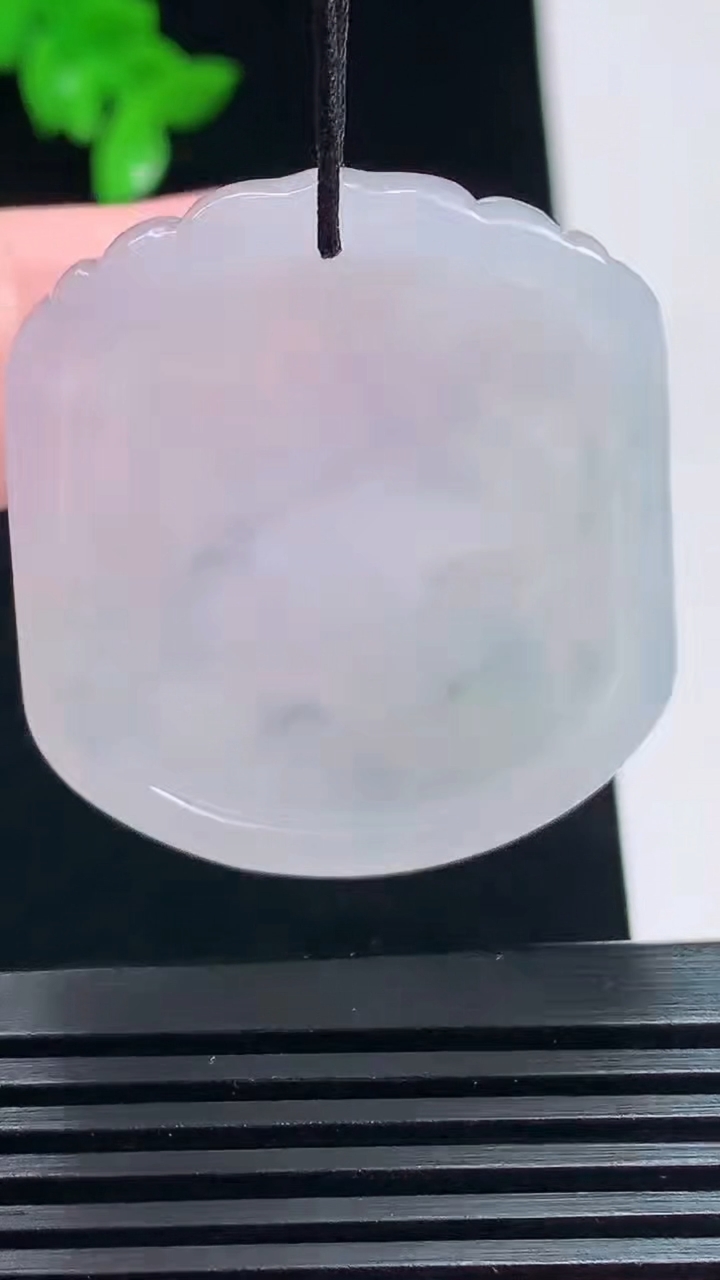 天然A货翡翠飘花生肖鼠牌吊坠，尺寸40.5-33.5-5 重量:12.15g
7月6日