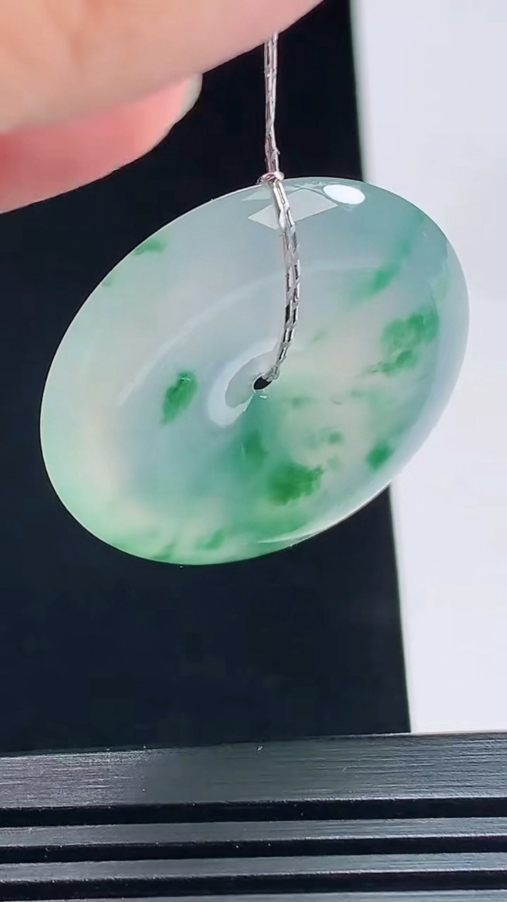 天然A货翡翠平安扣吊坠，尺寸31-6 重量:11.82g
7月6日