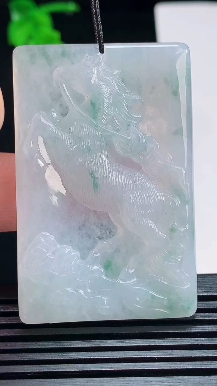 天然A货翡翠飘花生肖马牌吊坠，尺寸53-34.6-5.2 重量:24.79g
7月6日